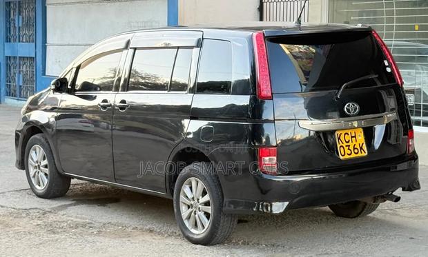 Toyota ISIS 2010 Black