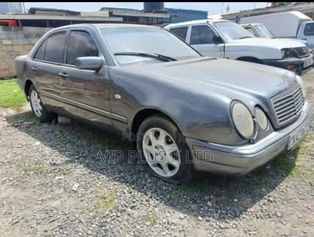Mercedes-Benz E220 1997 Gray