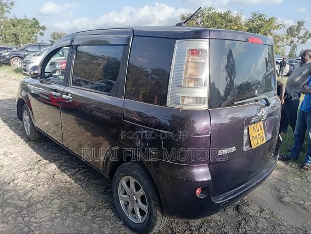 Toyota Sienta 2012 Maroon