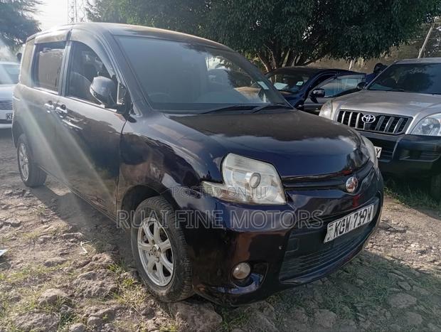 Toyota Sienta 2012 Maroon