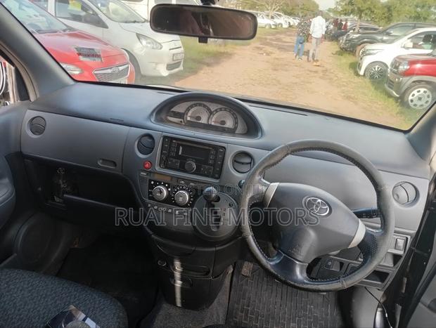 Toyota Sienta 2012 Maroon