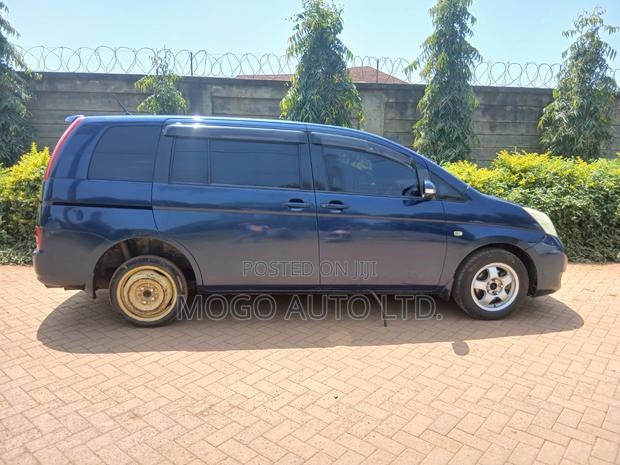 Toyota ISIS 2006 Blue