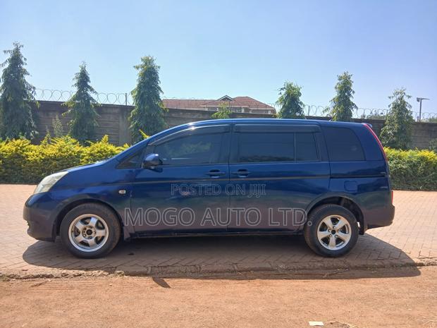 Toyota ISIS 2006 Blue