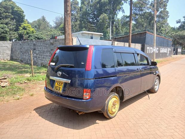 Toyota ISIS 2006 Blue