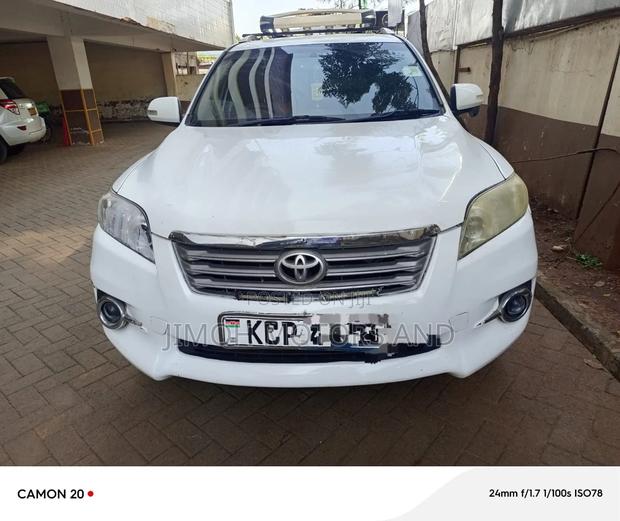 Toyota Vanguard 2011 White