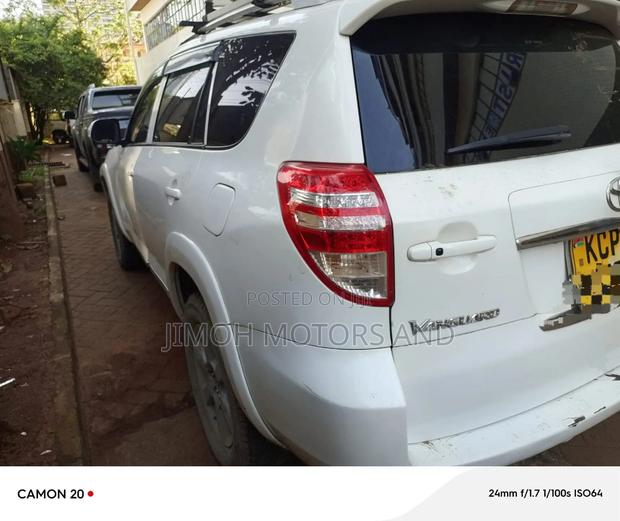 Toyota Vanguard 2011 White