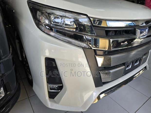 Toyota Noah 1.8 FWD Hybrid (7 seater) 2020 White