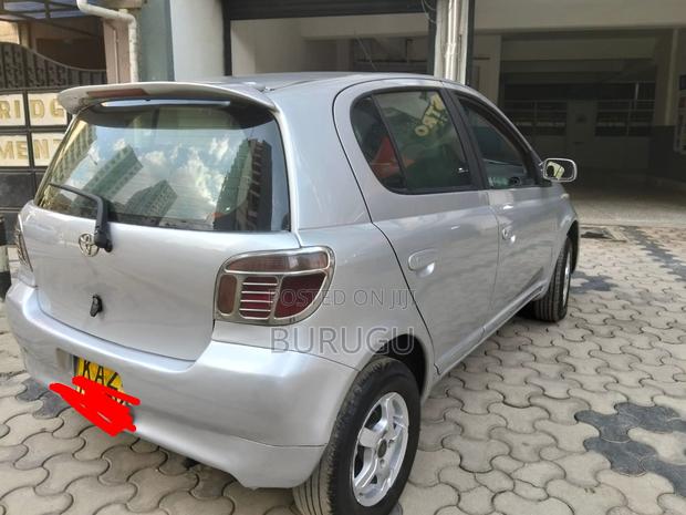 Toyota Vitz 2000 Silver