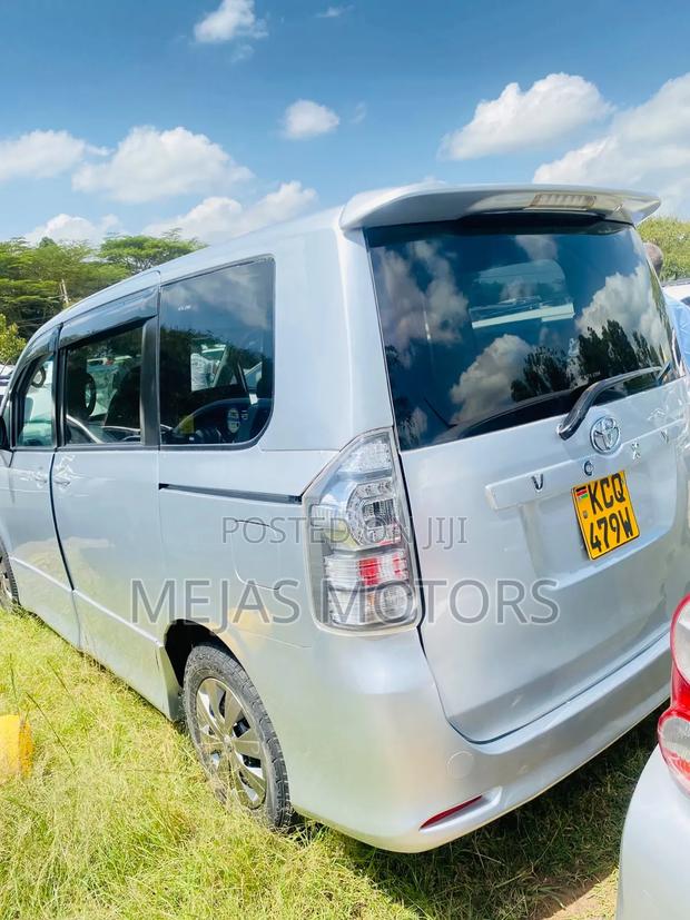 Toyota Voxy 2011 Silver