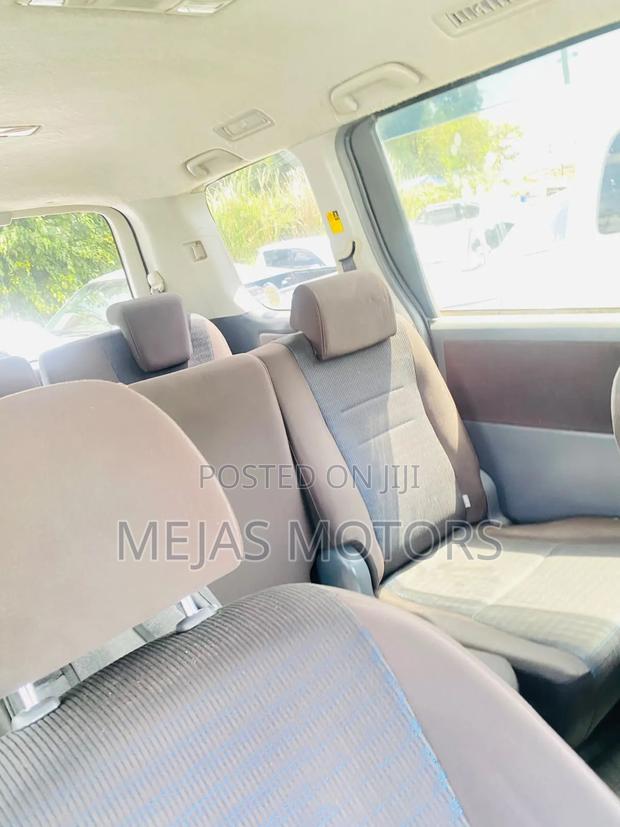 Toyota Voxy 2011 Silver