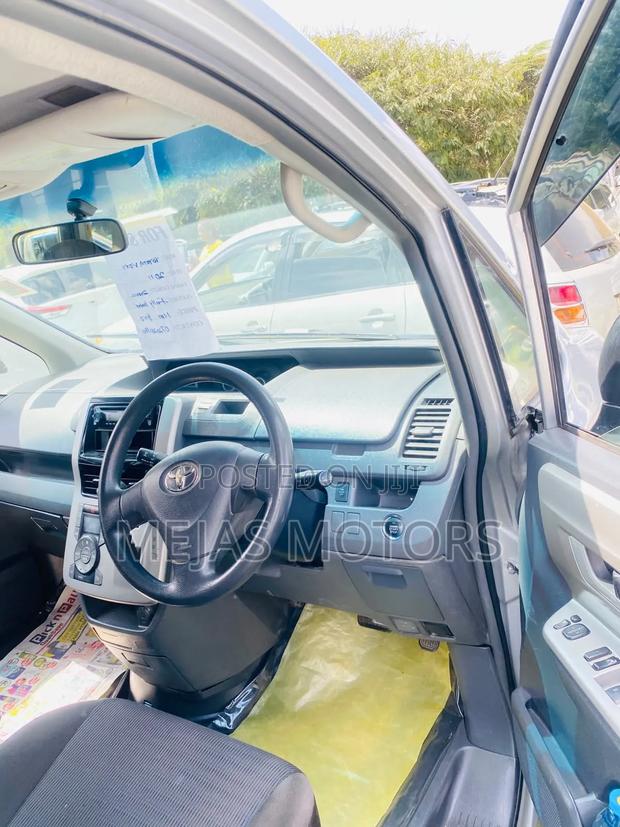 Toyota Voxy 2011 Silver