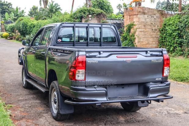 Toyota Hilux 2021 Gray
