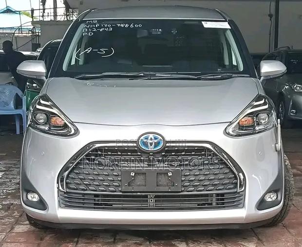 Toyota Sienta 1.5 AWD (6-seater) 2018 Silver