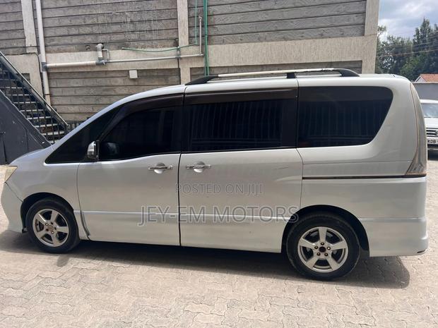 Nissan Serena 2010 Silver