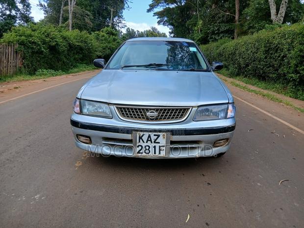 Nissan Sunny 2000 Silver