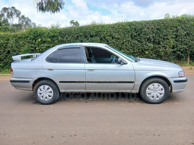 Nissan Sunny 2000 Silver