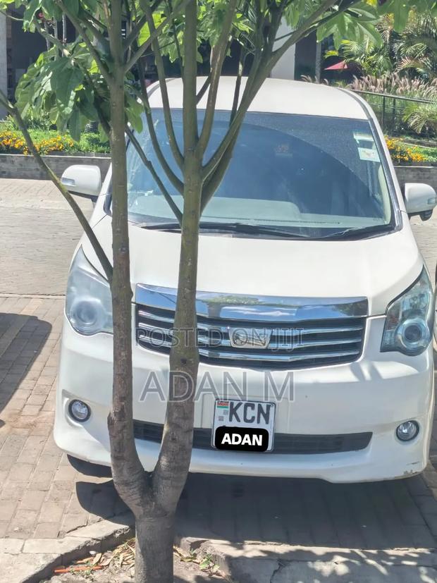 Toyota Noah 2010 White