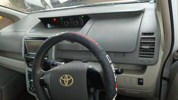 Toyota Noah 2010 White