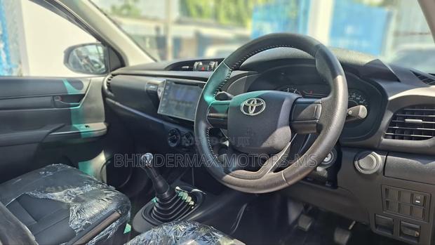 Toyota Hilux 2019 Silver