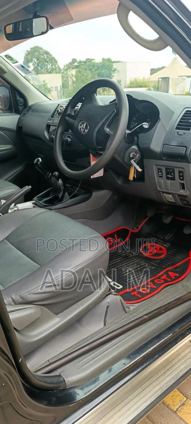 Toyota Hilux 2013 Black