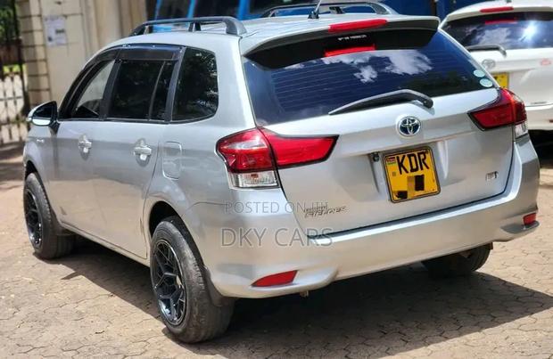 Toyota Corolla Fielder 2017 Silver