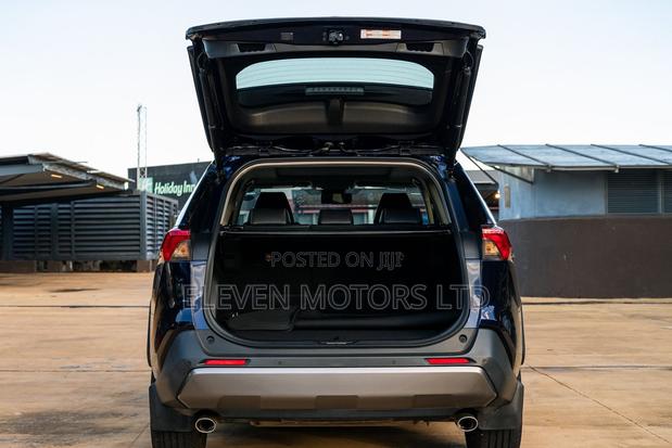 Toyota RAV4 2020 Blue