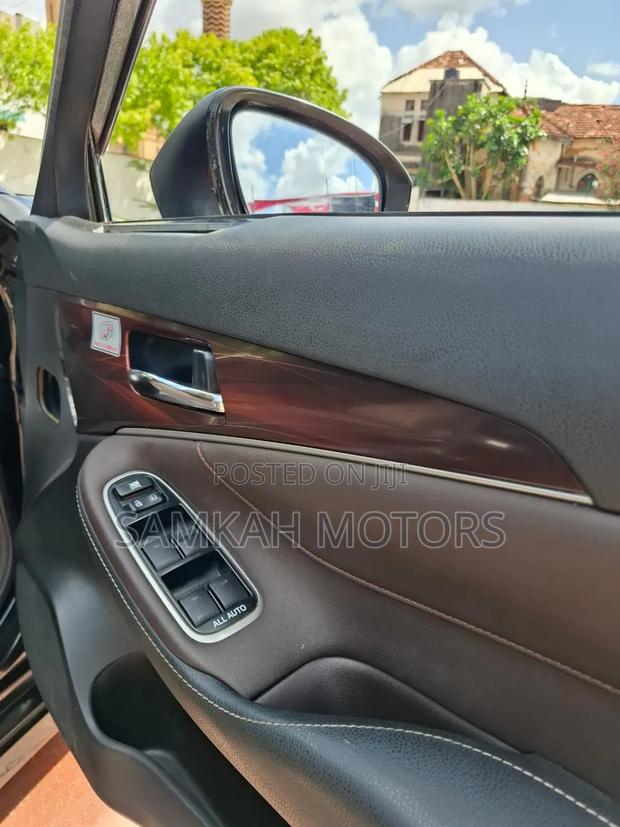 Toyota Crown 2016 Black