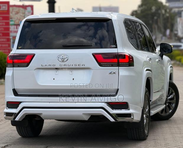 Toyota Land Cruiser LC300 2023 White