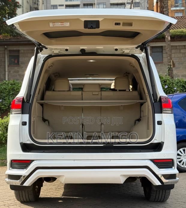 Toyota Land Cruiser LC300 2023 White