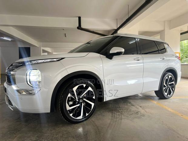 Mitsubishi Outlander ES 2023 White