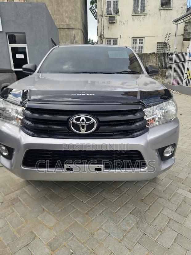 Toyota Hilux 2019 Silver