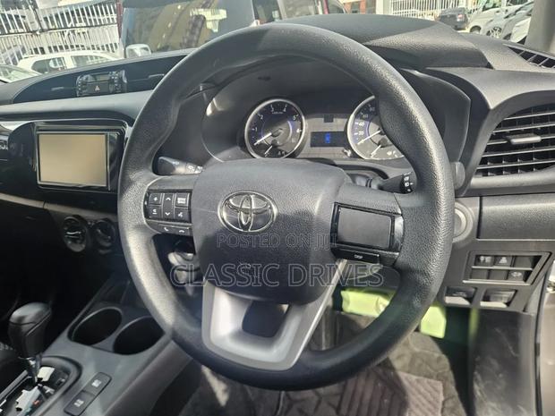 Toyota Hilux 2019 Silver