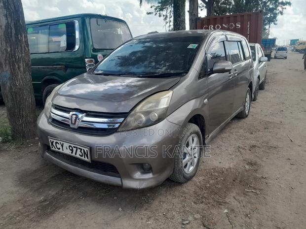 Toyota ISIS 2008 Gold