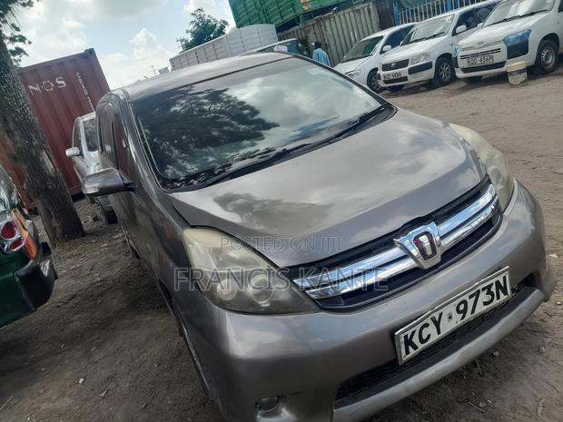 Toyota ISIS 2008 Gold
