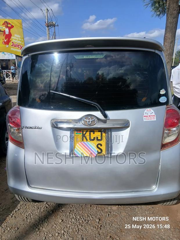 Toyota Ractis 2009 Silver