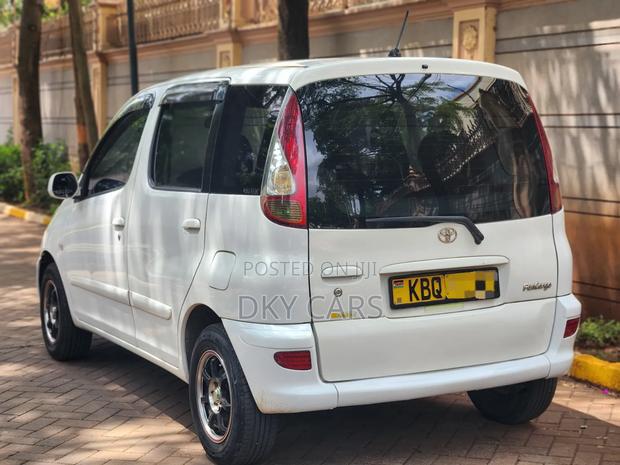 Toyota Fun Cargo 2006 White