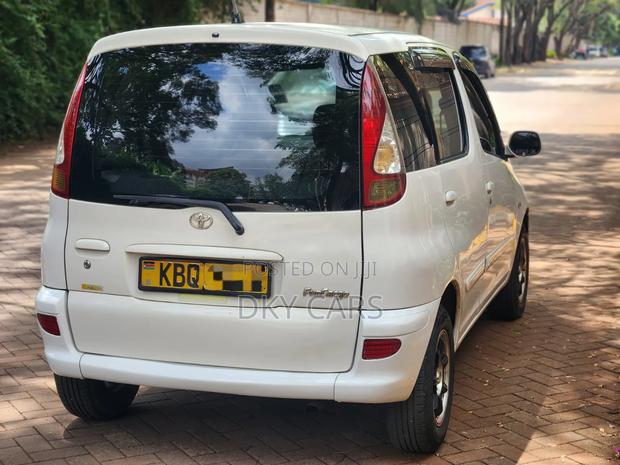 Toyota Fun Cargo 2006 White