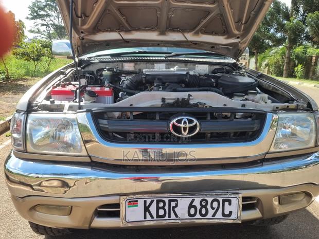 Toyota Hilux 2.5 Cab 2005 Gold