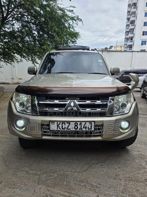 Mitsubishi Pajero 2015 Gold