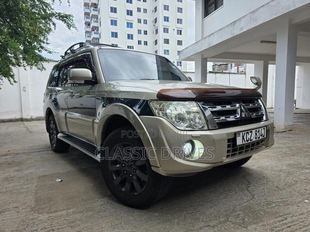 Mitsubishi Pajero 2015 Gold