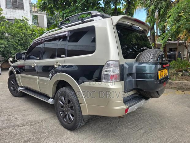Mitsubishi Pajero 2015 Gold