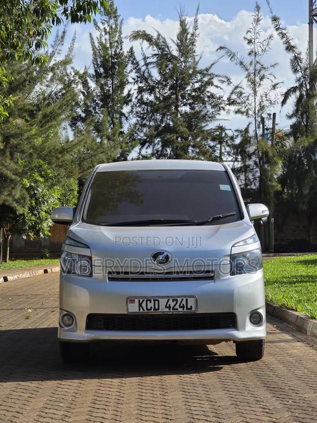 Toyota Voxy 2008 Silver