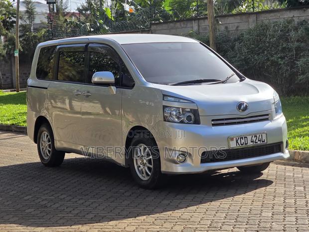 Toyota Voxy 2008 Silver