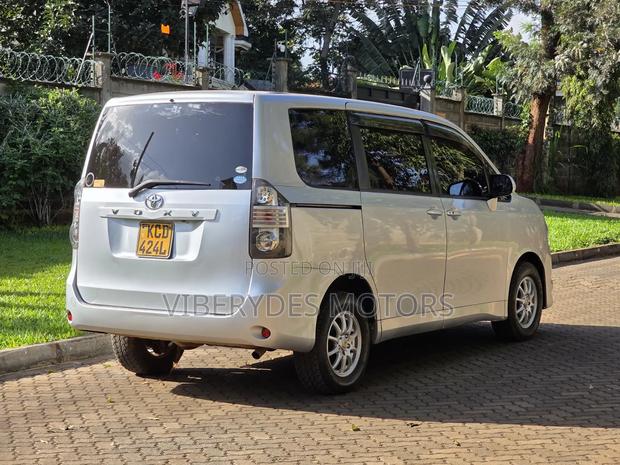 Toyota Voxy 2008 Silver