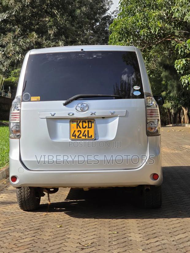 Toyota Voxy 2008 Silver
