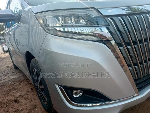 Toyota Esquire 2018 Silver