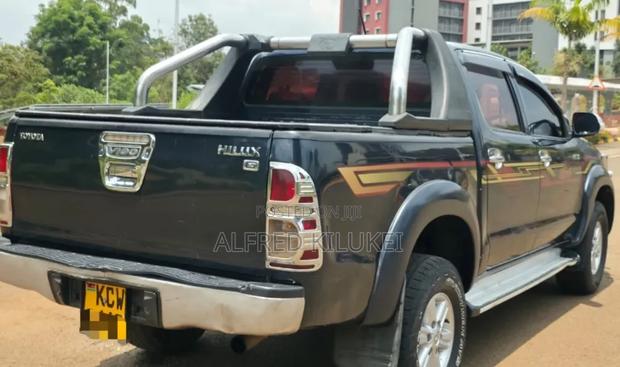 Toyota Hilux 2013 Black