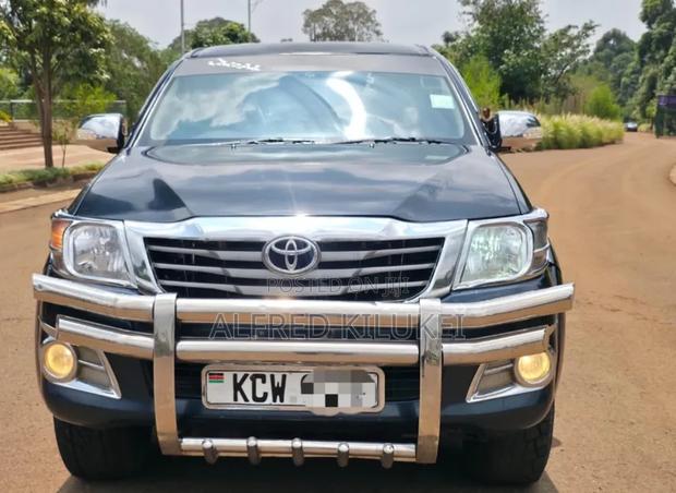 Toyota Hilux 2013 Black