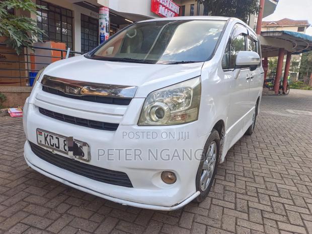 Toyota Noah 2.0 158hp FWD (8 Seater) 2009 White