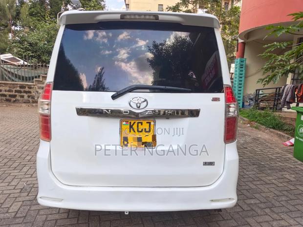 Toyota Noah 2.0 158hp FWD (8 Seater) 2009 White